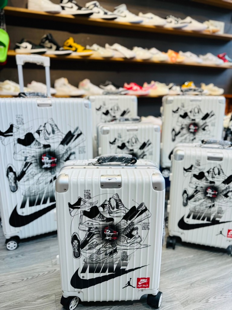 748 -  Vali Nike Sneakers Silhouette - Size Cabin 22 Xách Tay - Trắng Kem [HÀNG CHÍNH HÃNG]