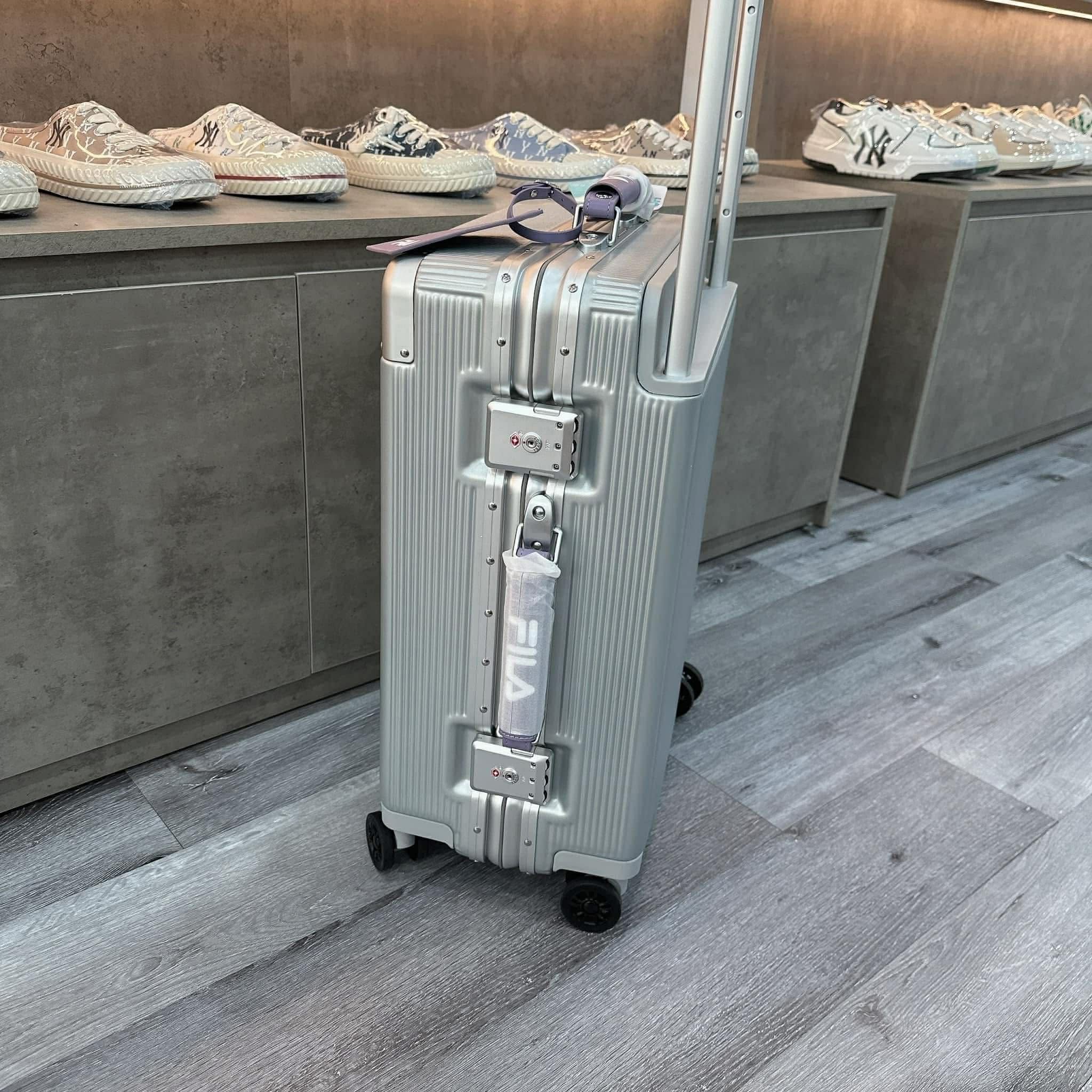 2051 - Vali Fila Embossed Logo - Size Cabin 22 Xách Tay - Xám Trắng [HÀNG CHÍNH HÃNG]