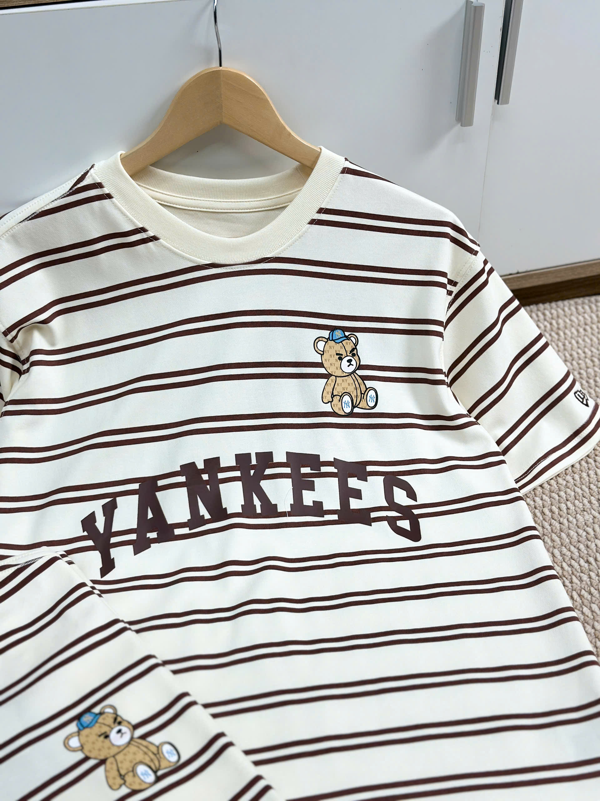 2250 - Áo New Era Yankee Gấu Trắng Kem Sọc Nâu [HÀNG CHÍNH HÃNG]