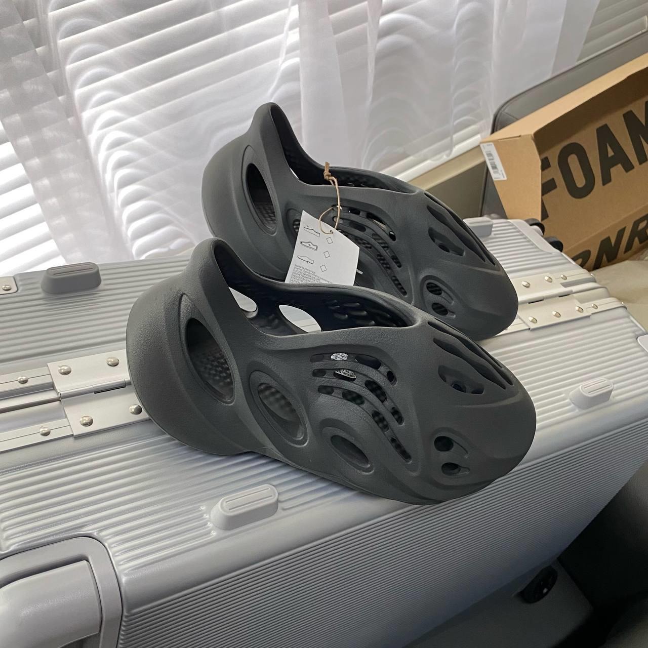 1974 - Giày Adidas Yeezy Foam RNR Carbon IG5349 [HÀNG CHÍNH HÃNG]