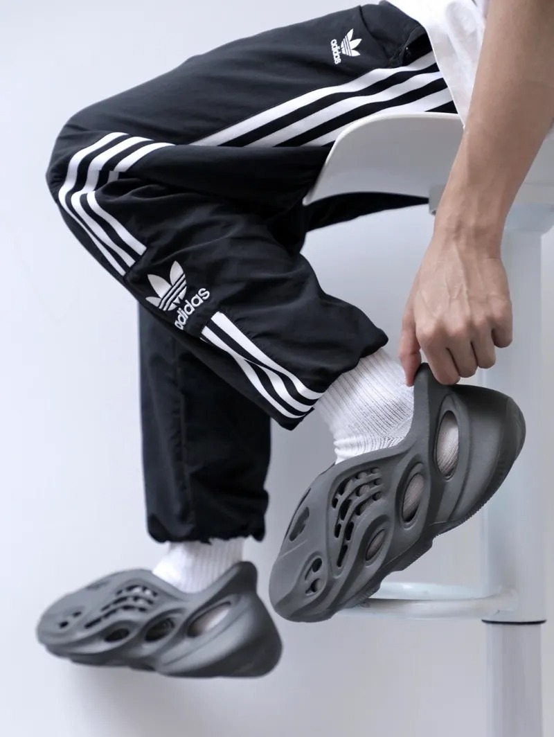 1974 - Giày Adidas Yeezy Foam RNR Carbon IG5349 [HÀNG CHÍNH HÃNG]