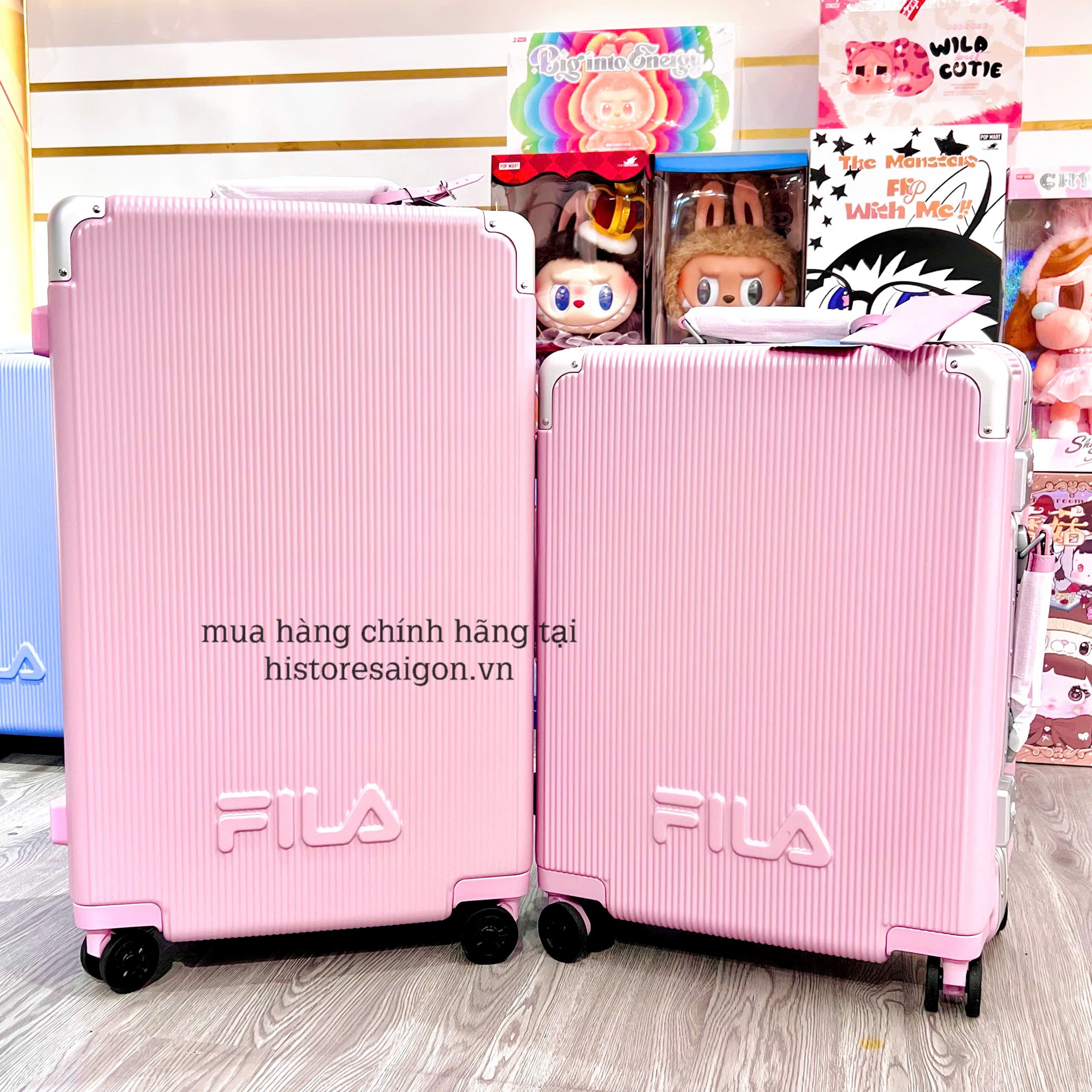 1321 - Vali Fila Hồng Size Cabin 22 Xách Tay Embossed Logo [HÀNG CHÍNH HÃNG] [HÀNG CHÍNH HÃNG]