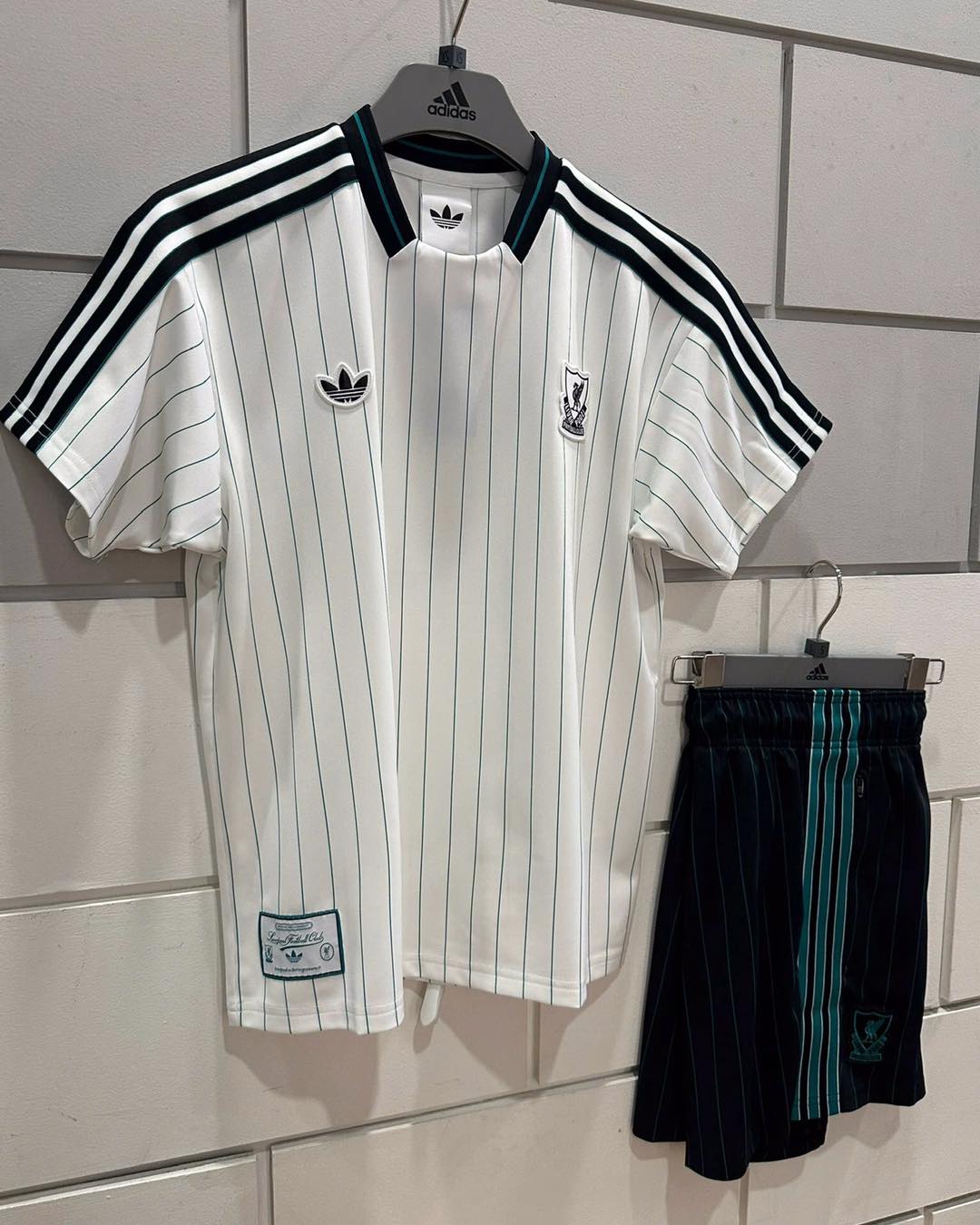 1815 - Áo Adidas Liverpool FC Terrace Icon White / Sea Green JW5466 [HÀNG CHÍNH HÃNG]