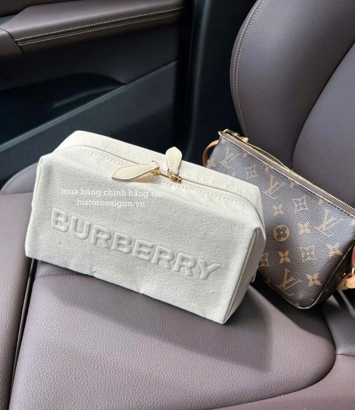 2147 - Túi Burberry Gift Beauty Canvas With Bear Charm (Gift Hãng Tặng Khách) [HÀNG CHÍNH HÃNG]