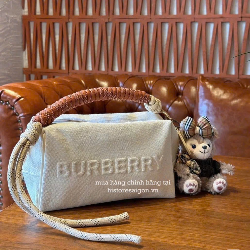 2147 - Túi Burberry Gift Beauty Canvas With Bear Charm (Gift Hãng Tặng Khách) [HÀNG CHÍNH HÃNG]