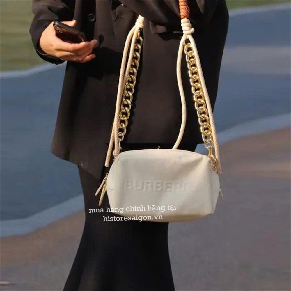 2147 - Túi Burberry Gift Beauty Canvas With Bear Charm (Gift Hãng Tặng Khách) [HÀNG CHÍNH HÃNG]