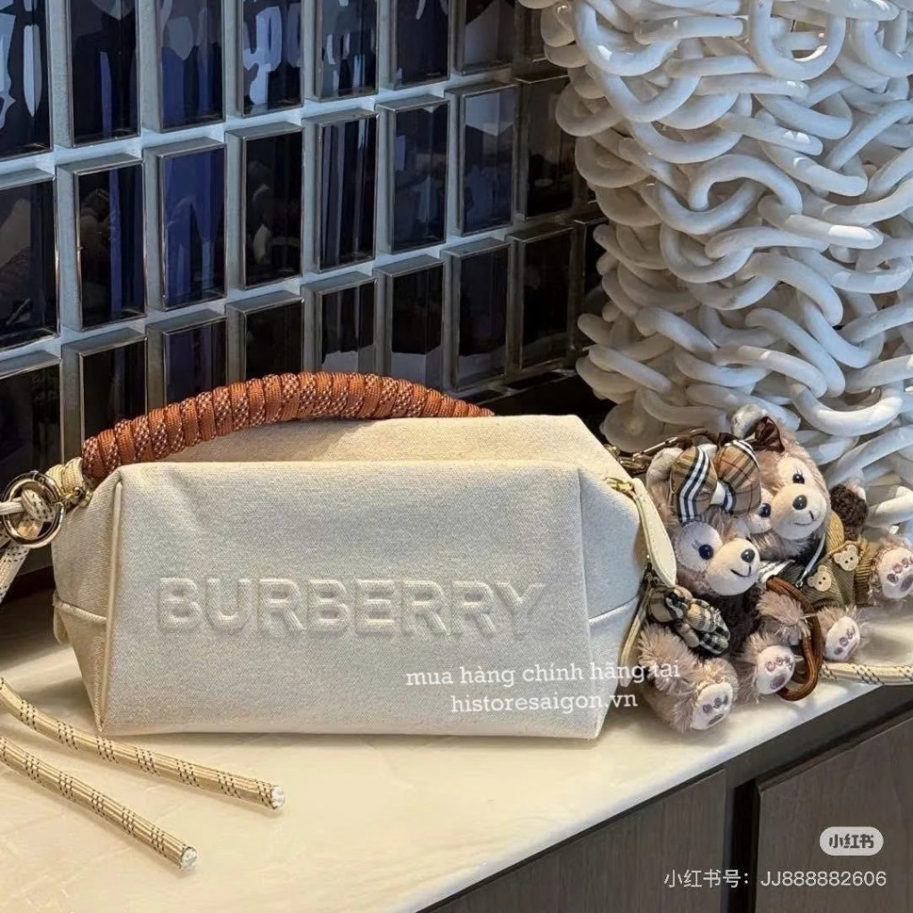 2147 - Túi Burberry Gift Beauty Canvas With Bear Charm (Gift Hãng Tặng Khách) [HÀNG CHÍNH HÃNG]