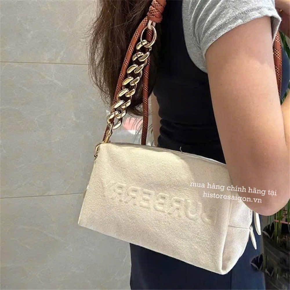 2147 - Túi Burberry Gift Beauty Canvas With Bear Charm (Gift Hãng Tặng Khách) [HÀNG CHÍNH HÃNG]