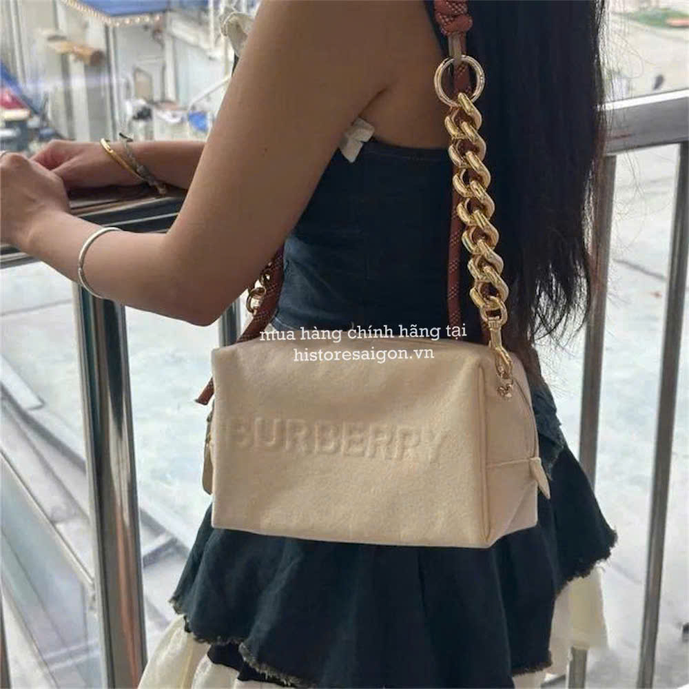 2147 - Túi Burberry Gift Beauty Canvas With Bear Charm (Gift Hãng Tặng Khách) [HÀNG CHÍNH HÃNG]