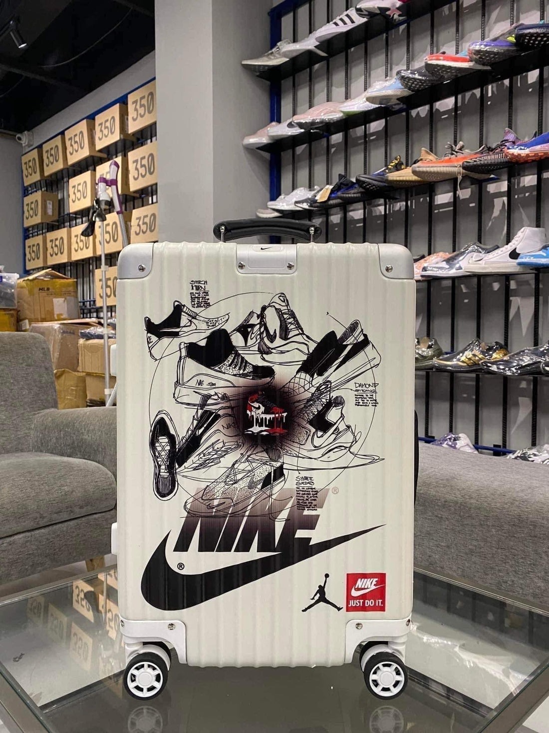 748 -  Vali Nike Sneakers Silhouette - Size Cabin 22 Xách Tay - Trắng Kem [HÀNG CHÍNH HÃNG]