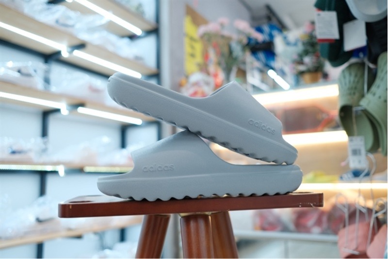 1667 - Dép Adidas Adilette Lumia Silver Metallic JP9581 - Xám Nhạt [HÀNG CHÍNH HÃNG]