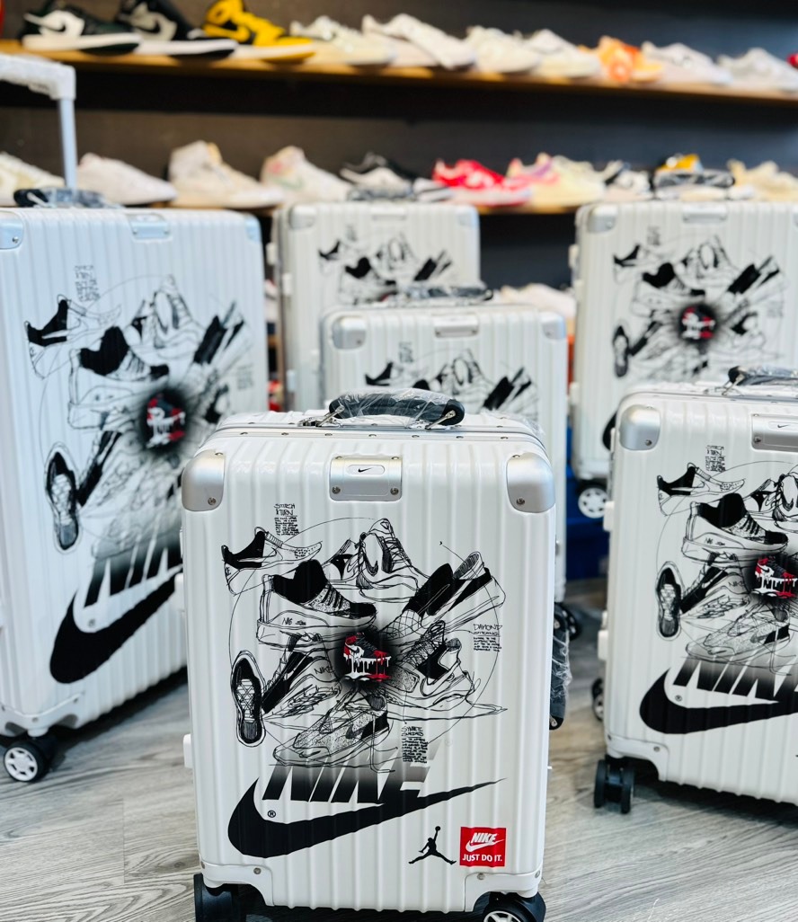 748 -  Vali Nike Sneakers Silhouette - Size Cabin 22 Xách Tay - Trắng Kem [HÀNG CHÍNH HÃNG]