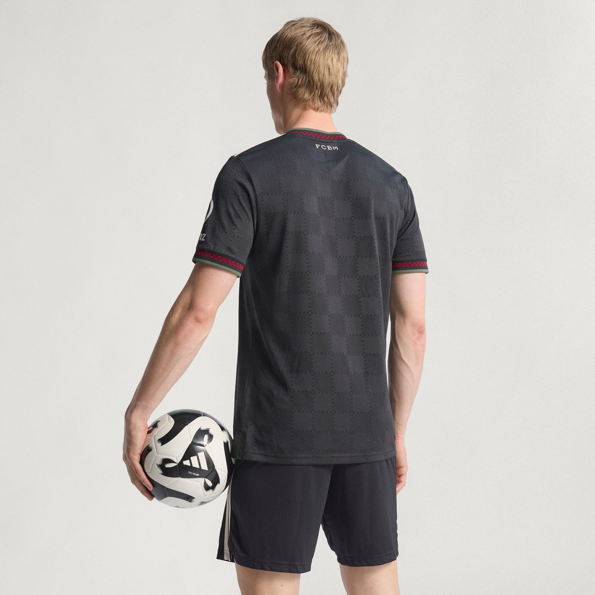 1766 - Áo Adidas FC Bayern Áo Đấu Thứ Ba Mùa Giải 25/26 Black Halo Ivory KE6801 [HÀNG CHÍNH HÃNG]