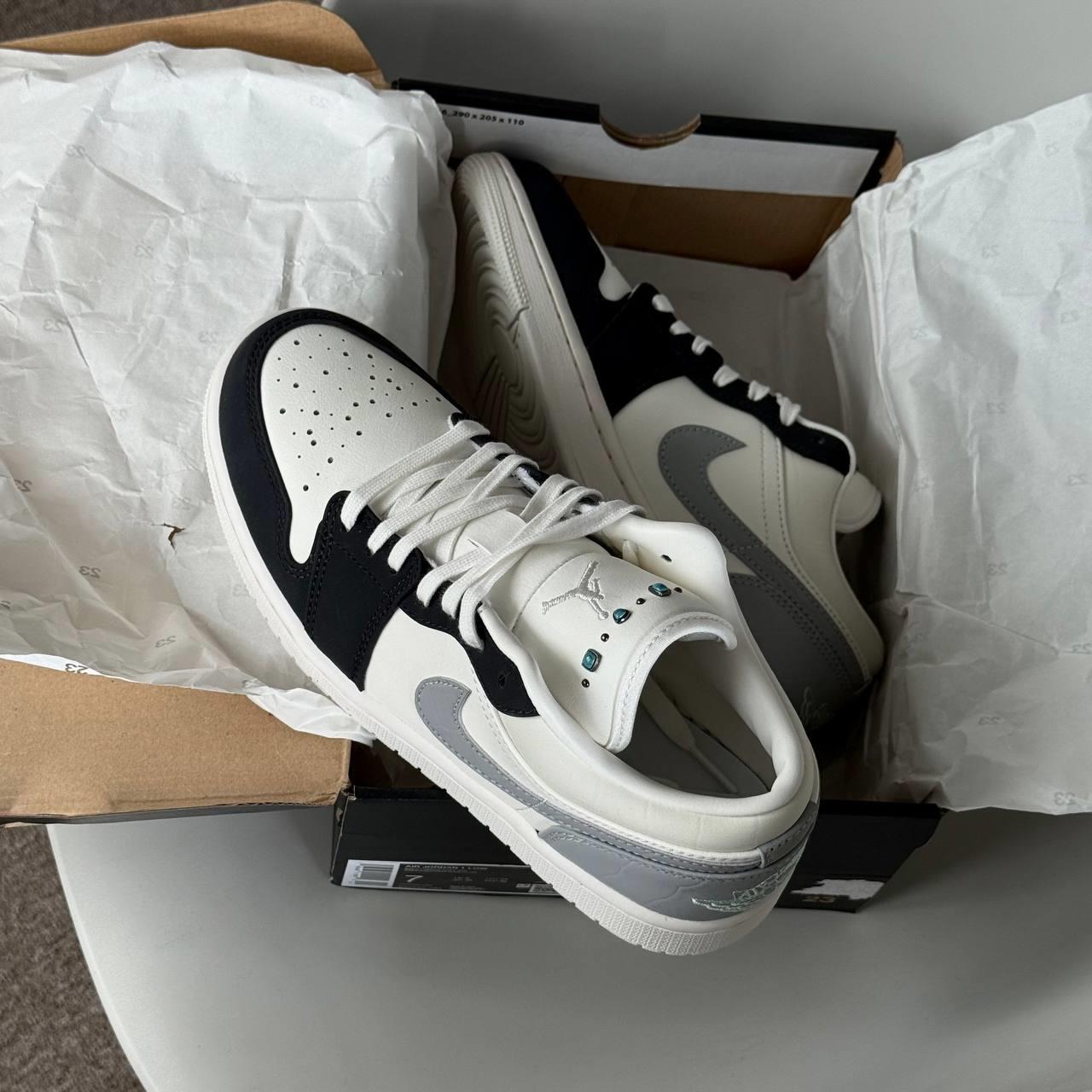1962 - Giày Nike Air Jordan 1 Low 'Sail Light Smoke Grey' IO2242-101 [HÀNG CHÍNH HÃNG]