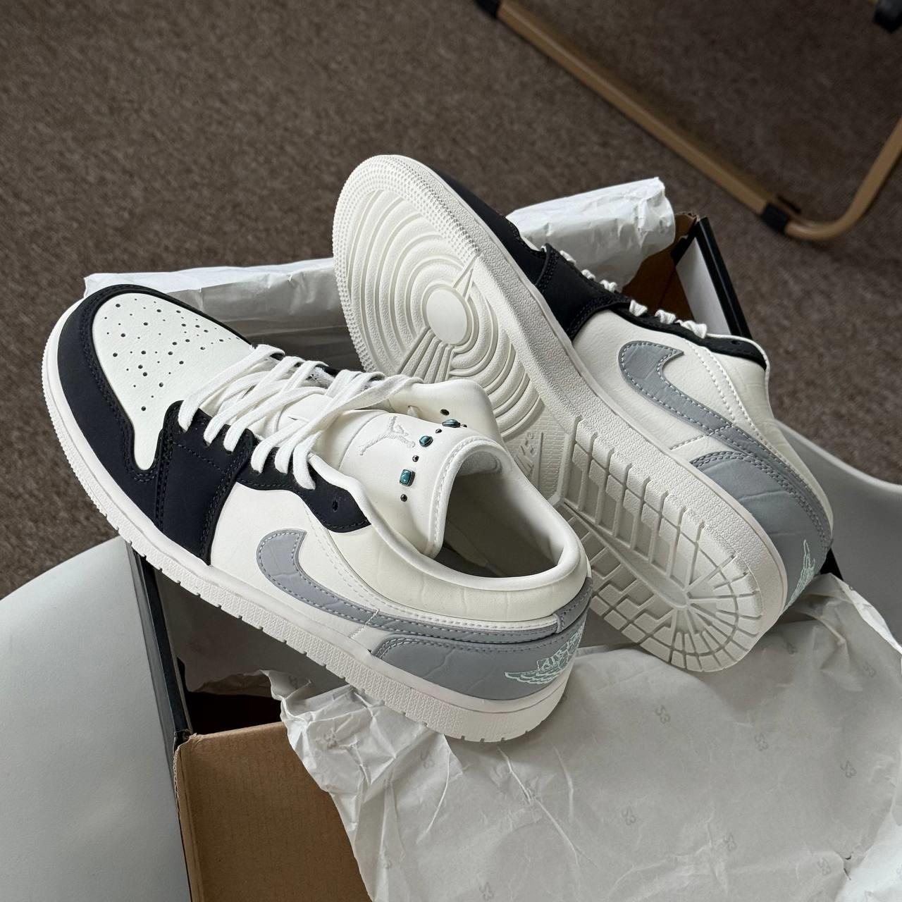 1962 - Giày Nike Air Jordan 1 Low 'Sail Light Smoke Grey' IO2242-101 [HÀNG CHÍNH HÃNG]