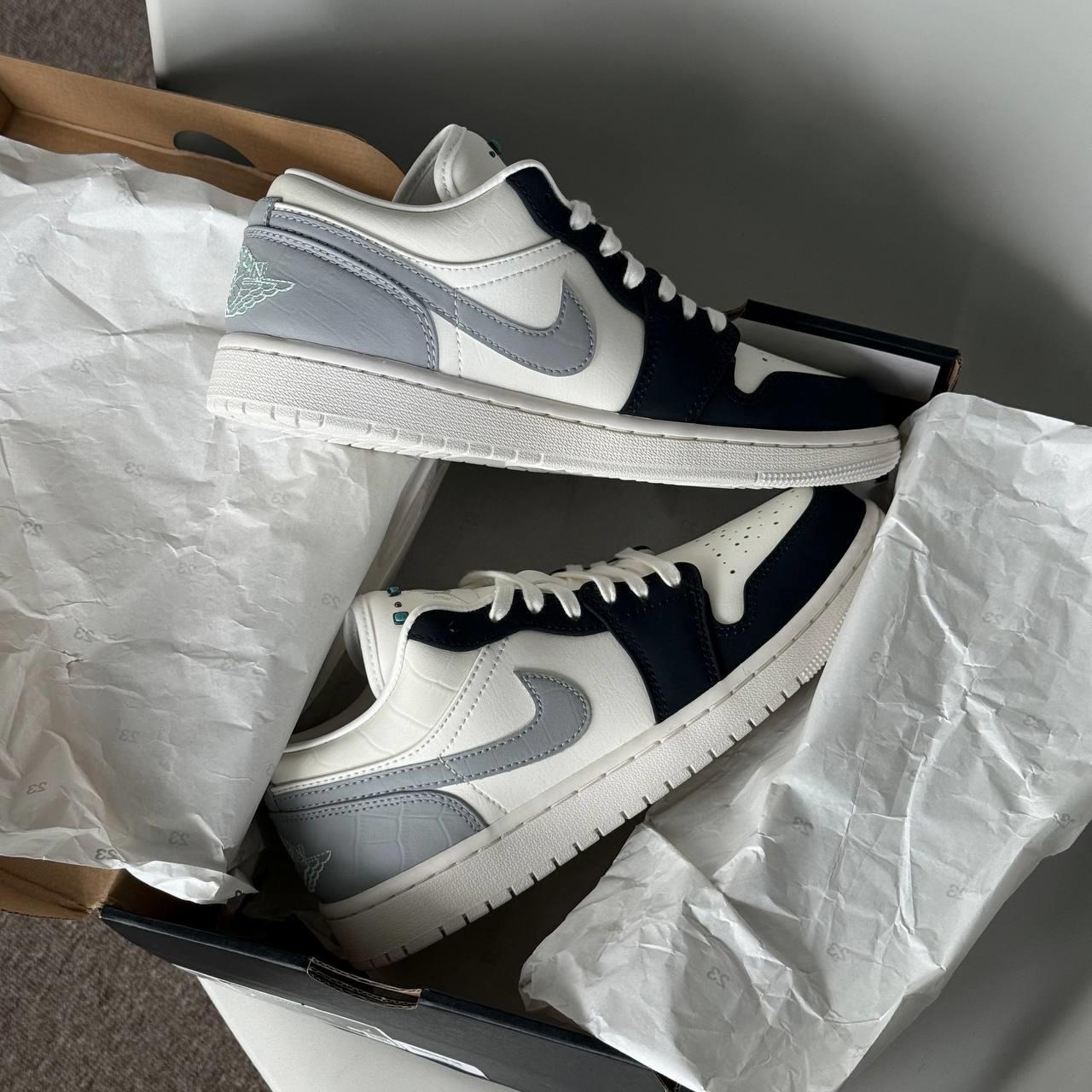 1962 - Giày Nike Air Jordan 1 Low 'Sail Light Smoke Grey' IO2242-101 [HÀNG CHÍNH HÃNG]