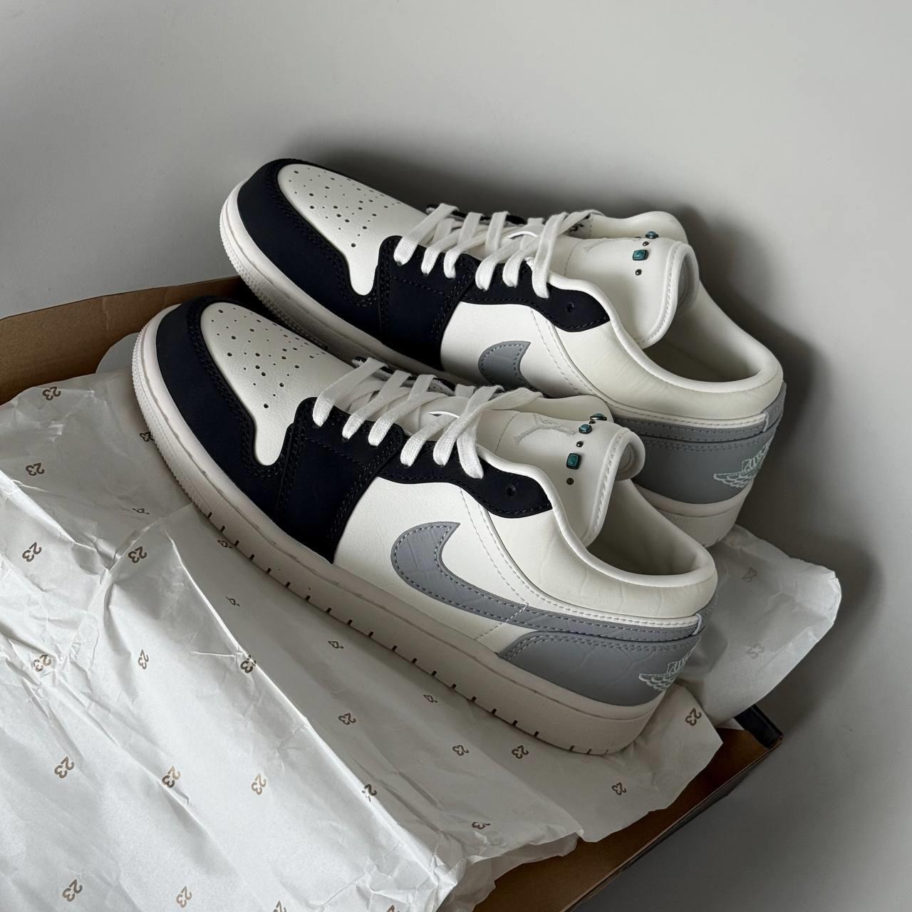 1962 - Giày Nike Air Jordan 1 Low 'Sail Light Smoke Grey' IO2242-101 [HÀNG CHÍNH HÃNG]