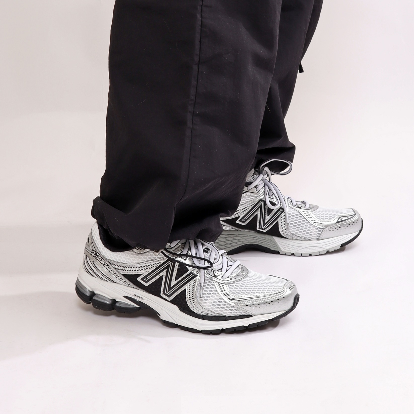 2090 - Giày New Balance 860v2 White Silver Black ML860XD [HÀNG CHÍNH HÃNG]