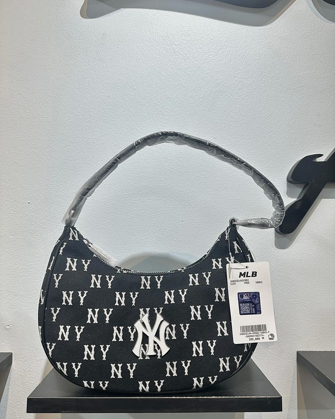 888 -  Túi MLB Monogram Jacquard Hobo Bag New York Yankees - Black - Kẹp nách - Code 3ABQS014N-50BKS [HÀNG CHÍNH HÃNG]