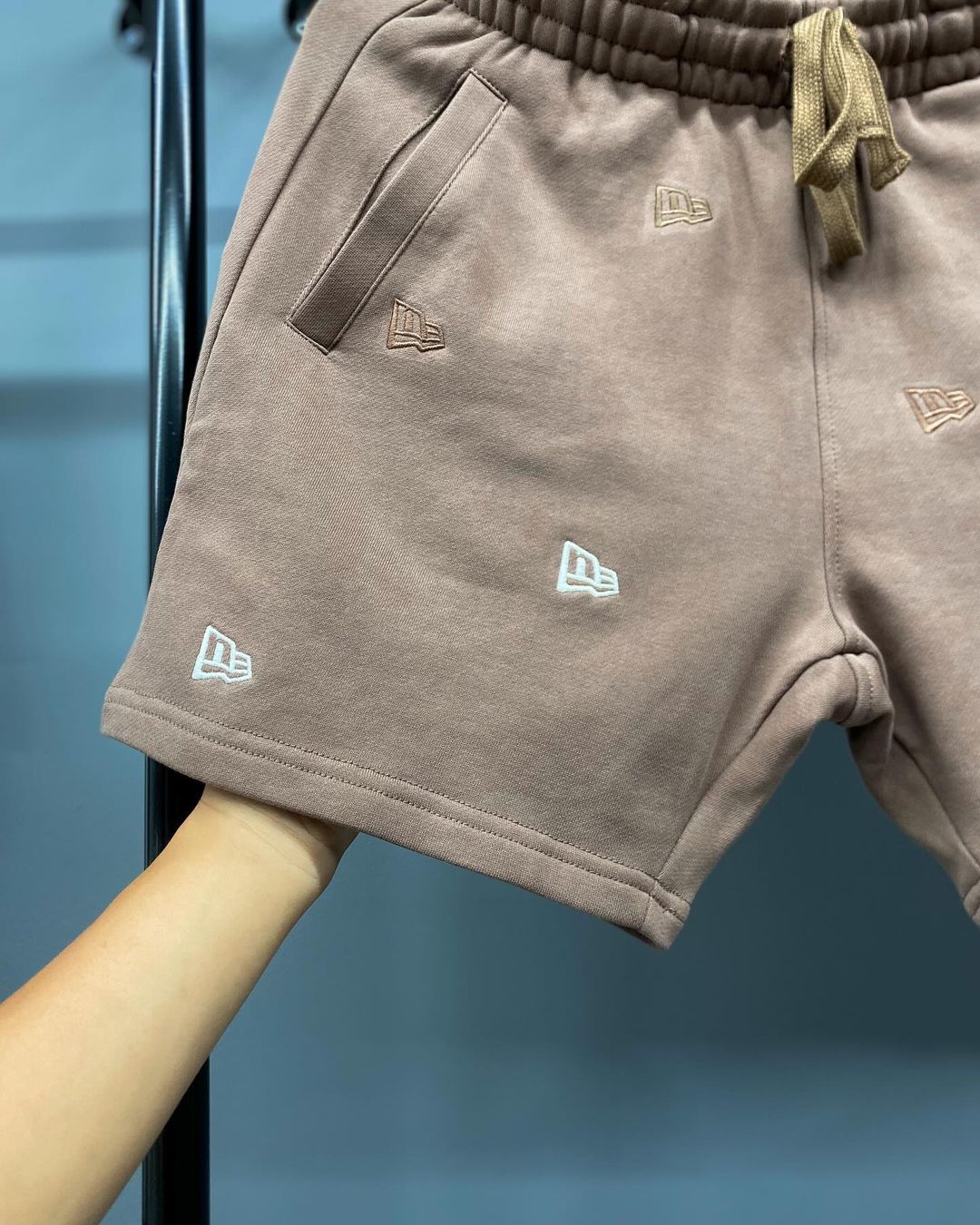 1084 -  Quần New Era NY Flag Monogram Nâu [HÀNG CHÍNH HÃNG]