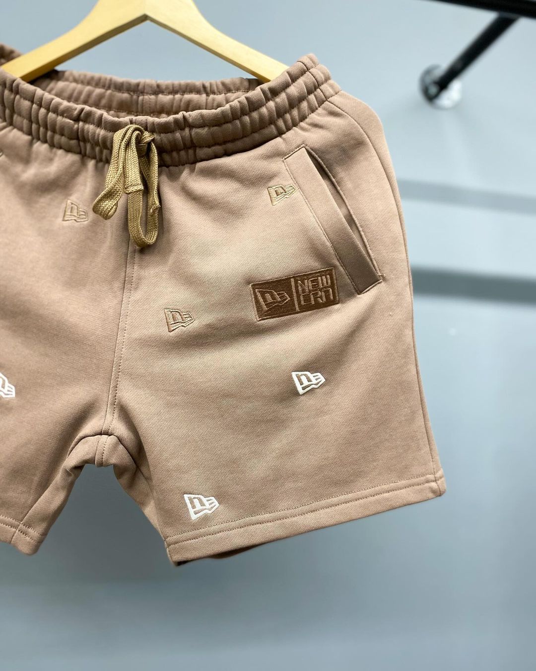 1084 -  Quần New Era NY Flag Monogram Nâu [HÀNG CHÍNH HÃNG]