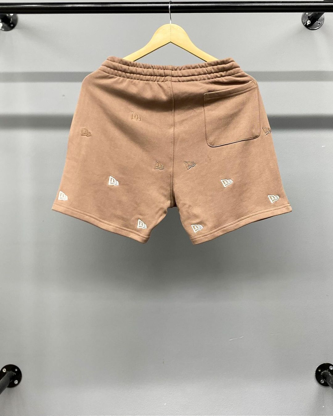 1084 -  Quần New Era NY Flag Monogram Nâu [HÀNG CHÍNH HÃNG]