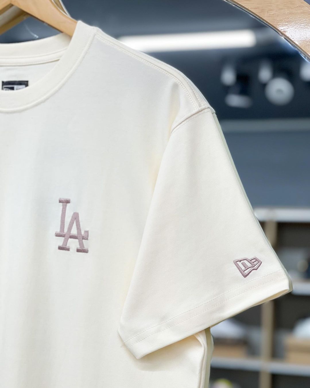 1047 -  Áo New Era LA Big Logo Embroidered LA Thêu Trắng Kem [HÀNG CHÍNH HÃNG]