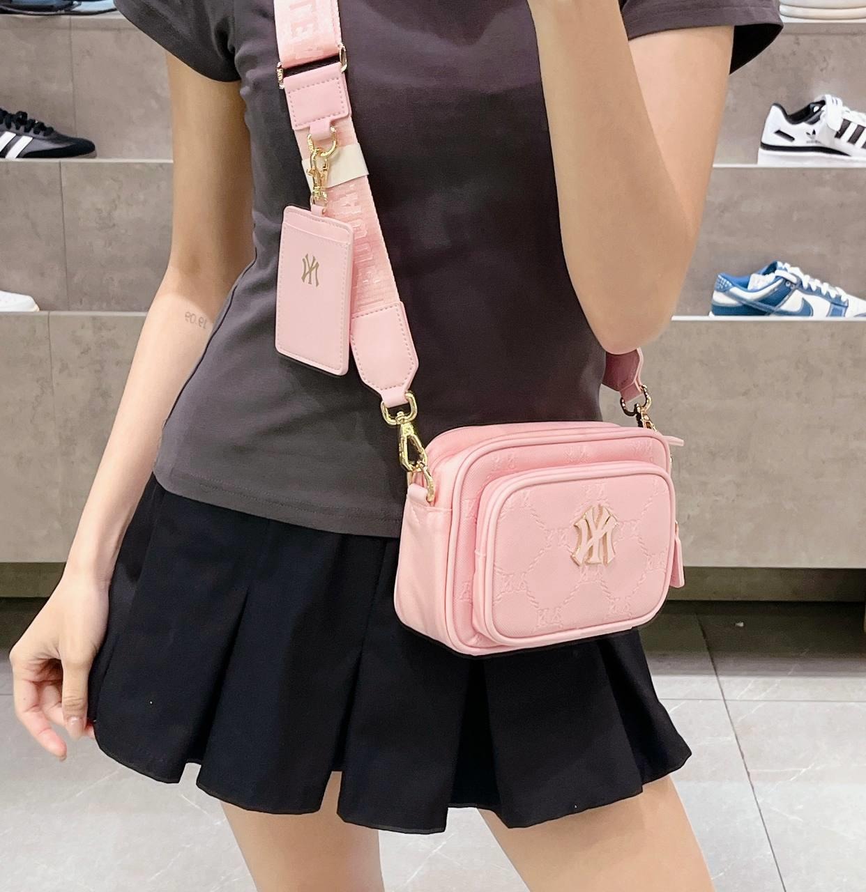 499 -  Túi MLB NY Monogram - Hồng - Code 7ACRMD04N-50PKM [HÀNG CHÍNH HÃNG]