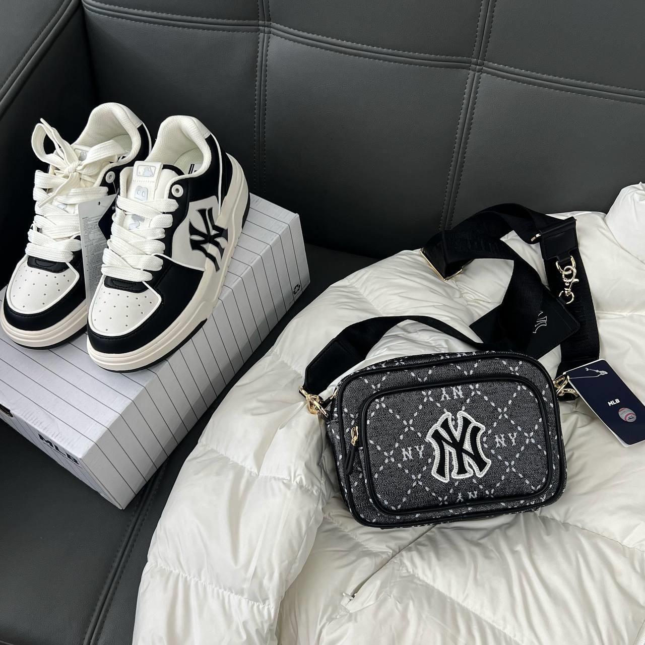 463 -  Túi Đeo Chéo MLB NY Monogram JQD - Đen Xám - Code 7ACRMD73N-50BKS [HÀNG CHÍNH HÃNG]
