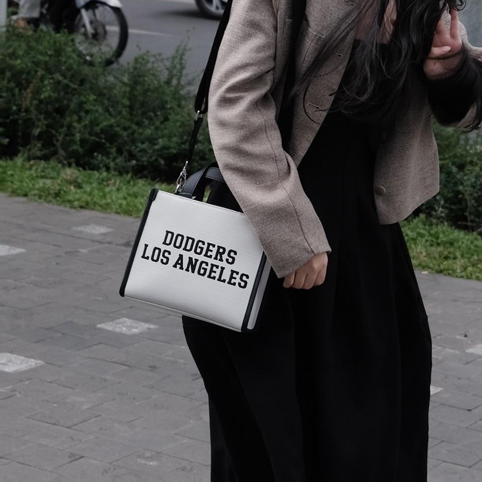 1135 - Túi MLB Korea Varsity Jacquard Tote Bag LA Dodgers Cream - Code 3AORS024N 07CRM [HÀNG CHÍNH HÃNG]