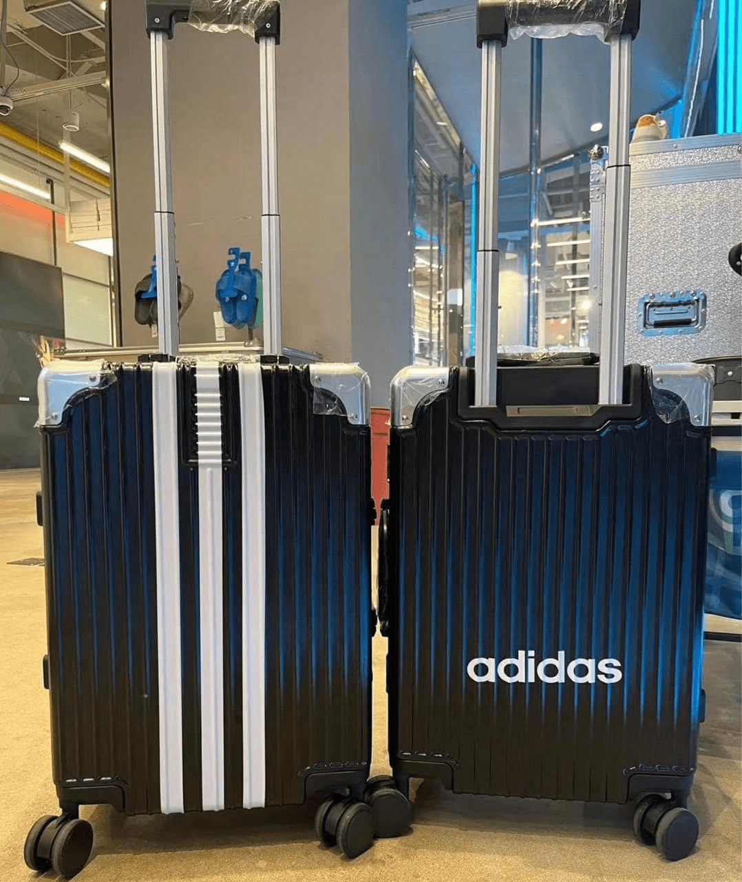 724 -  Vali Adidas Đen Sọc Trắng - Size Cabin 22 Xách Tay - Đen [HÀNG CHÍNH HÃNG]