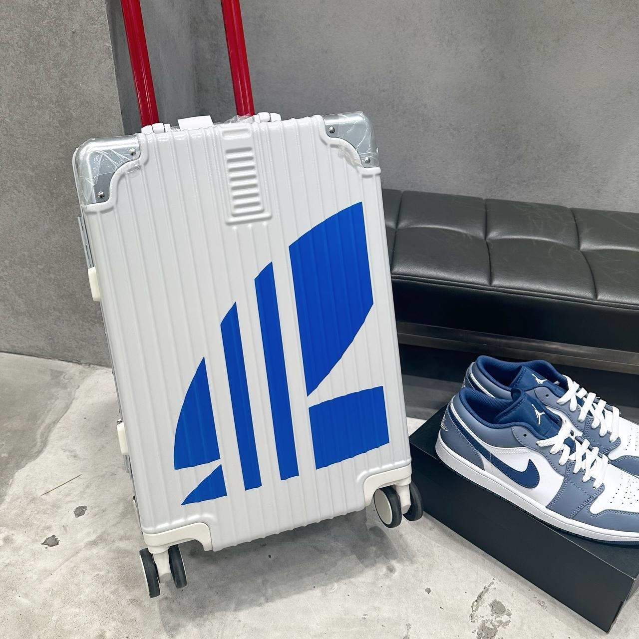 653 -  Vali Adidas Big Logo - Size Cabin 22 Xách Tay - Trắng Sữa [HÀNG CHÍNH HÃNG]