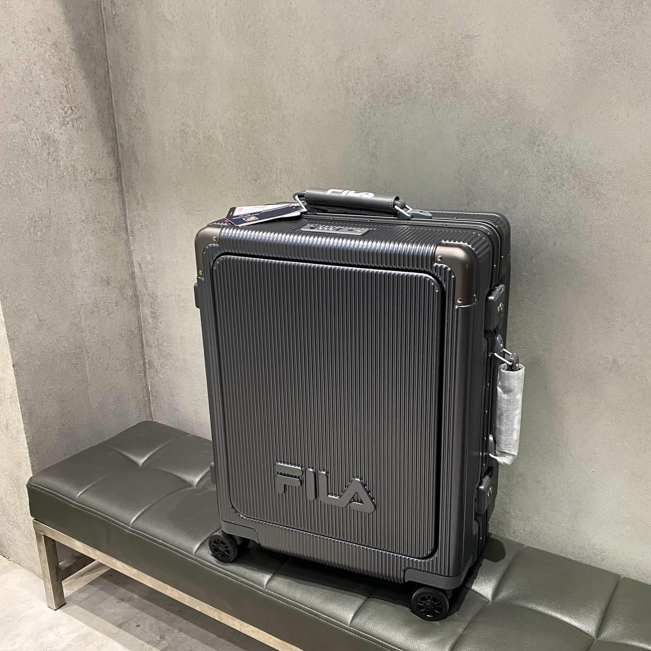 734 -  Vali Fila Embossed Logo - Size Cabin 22 Xách Tay - Đen Chì [HÀNG CHÍNH HÃNG]