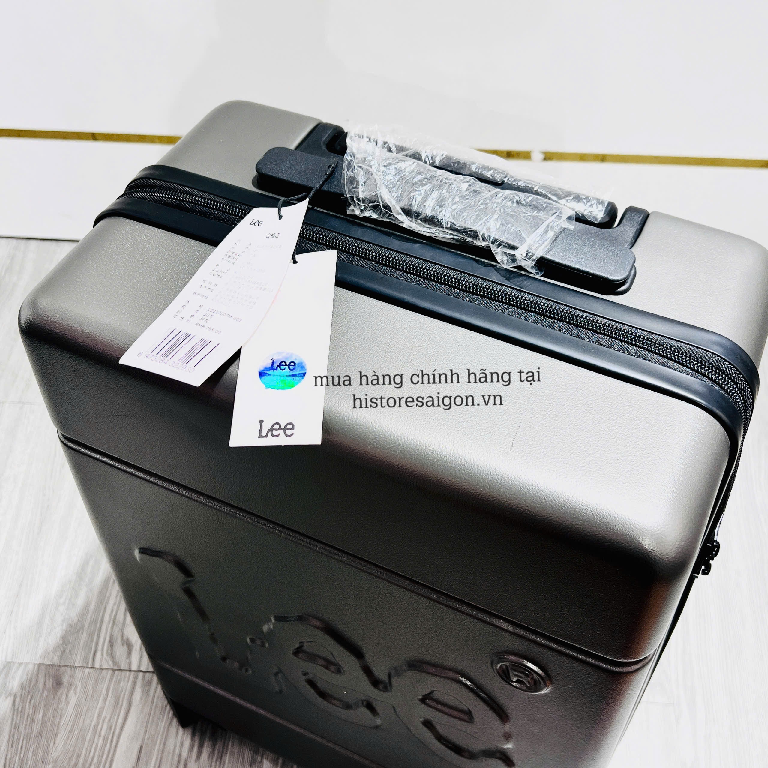2674 - Vali Lee Size 20 Xách Tay Embossed Logo Xám Chì (Mang Lên Máy Bay) [HÀNG CHÍNH HÃNG]