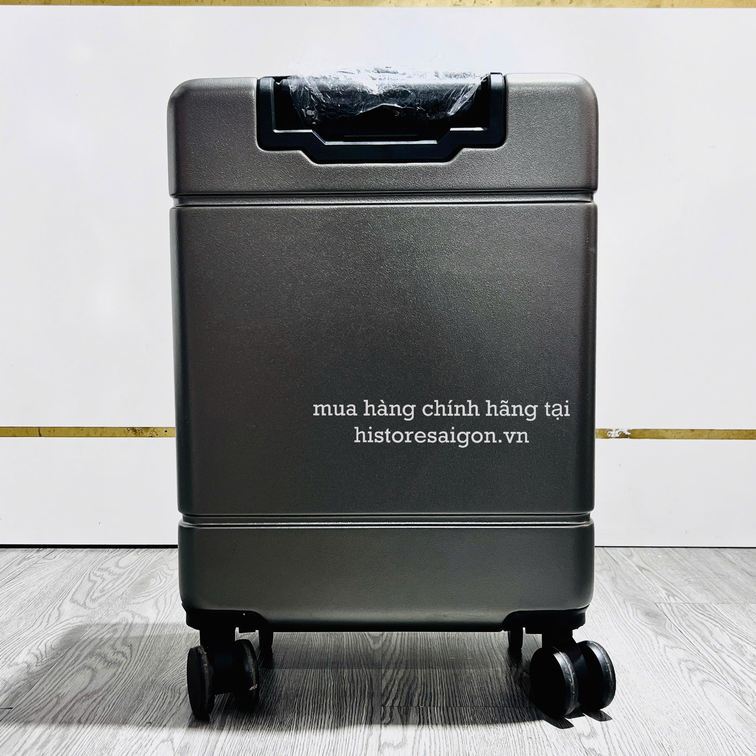 2674 - Vali Lee Size 20 Xách Tay Embossed Logo Xám Chì (Mang Lên Máy Bay) [HÀNG CHÍNH HÃNG]