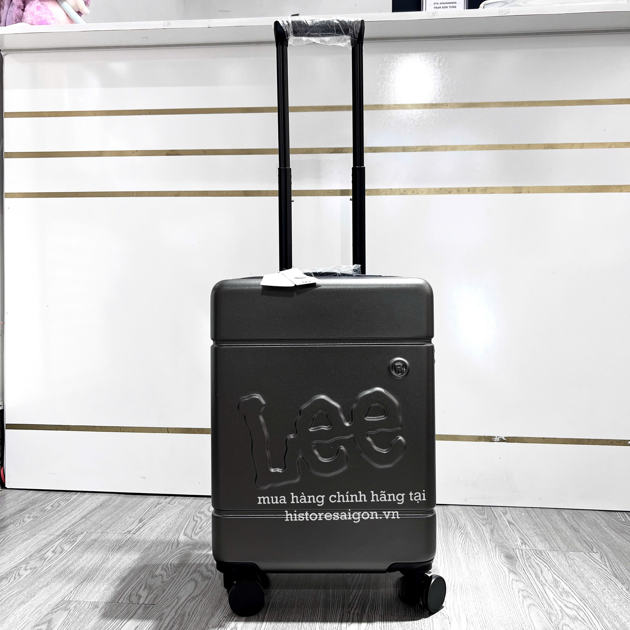 2674 - Vali Lee Size 20 Xách Tay Embossed Logo Xám Chì (Mang Lên Máy Bay) [HÀNG CHÍNH HÃNG]