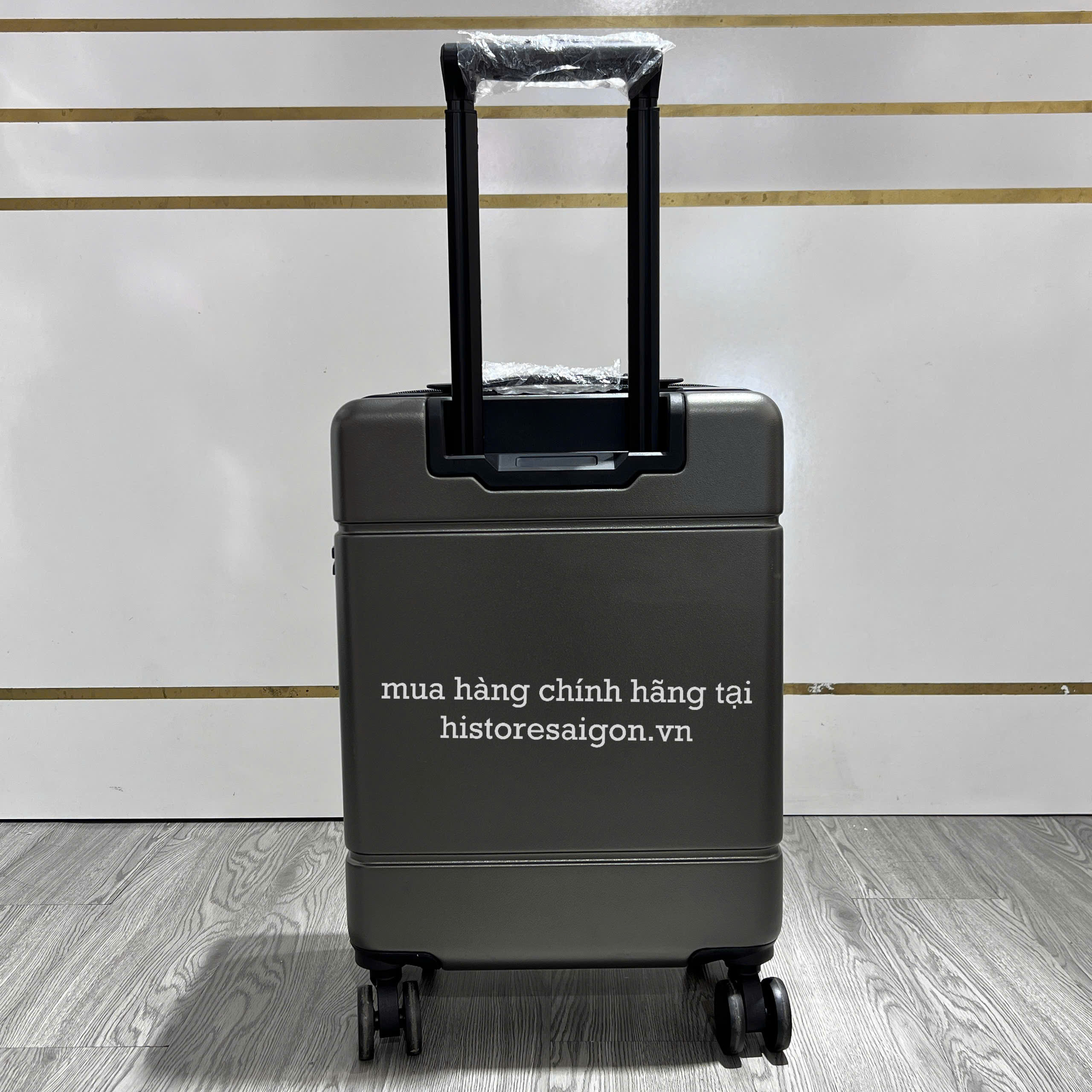 2674 - Vali Lee Size 20 Xách Tay Embossed Logo Xám Chì (Mang Lên Máy Bay) [HÀNG CHÍNH HÃNG]