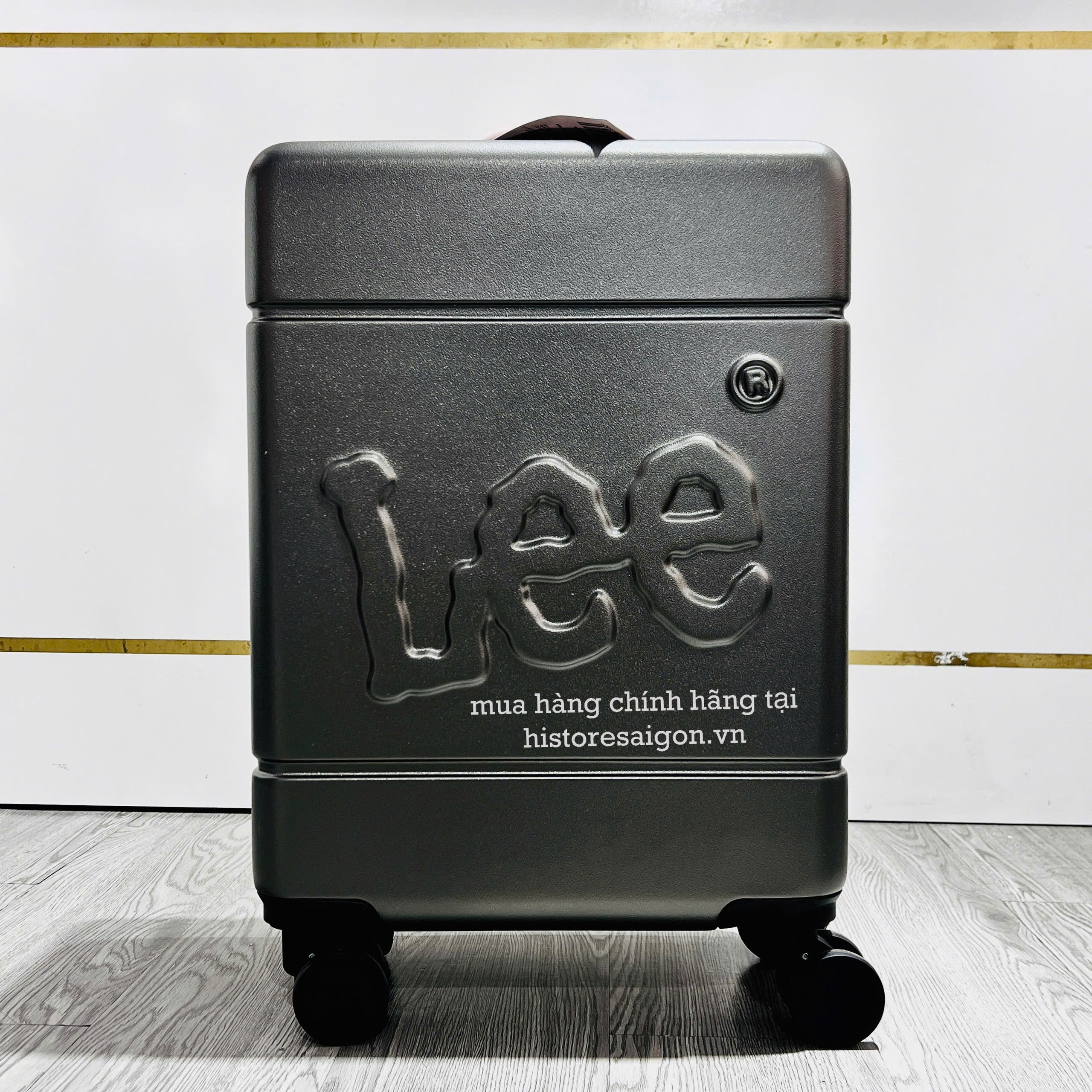 2674 - Vali Lee Size 20 Xách Tay Embossed Logo Xám Chì (Mang Lên Máy Bay) [HÀNG CHÍNH HÃNG]