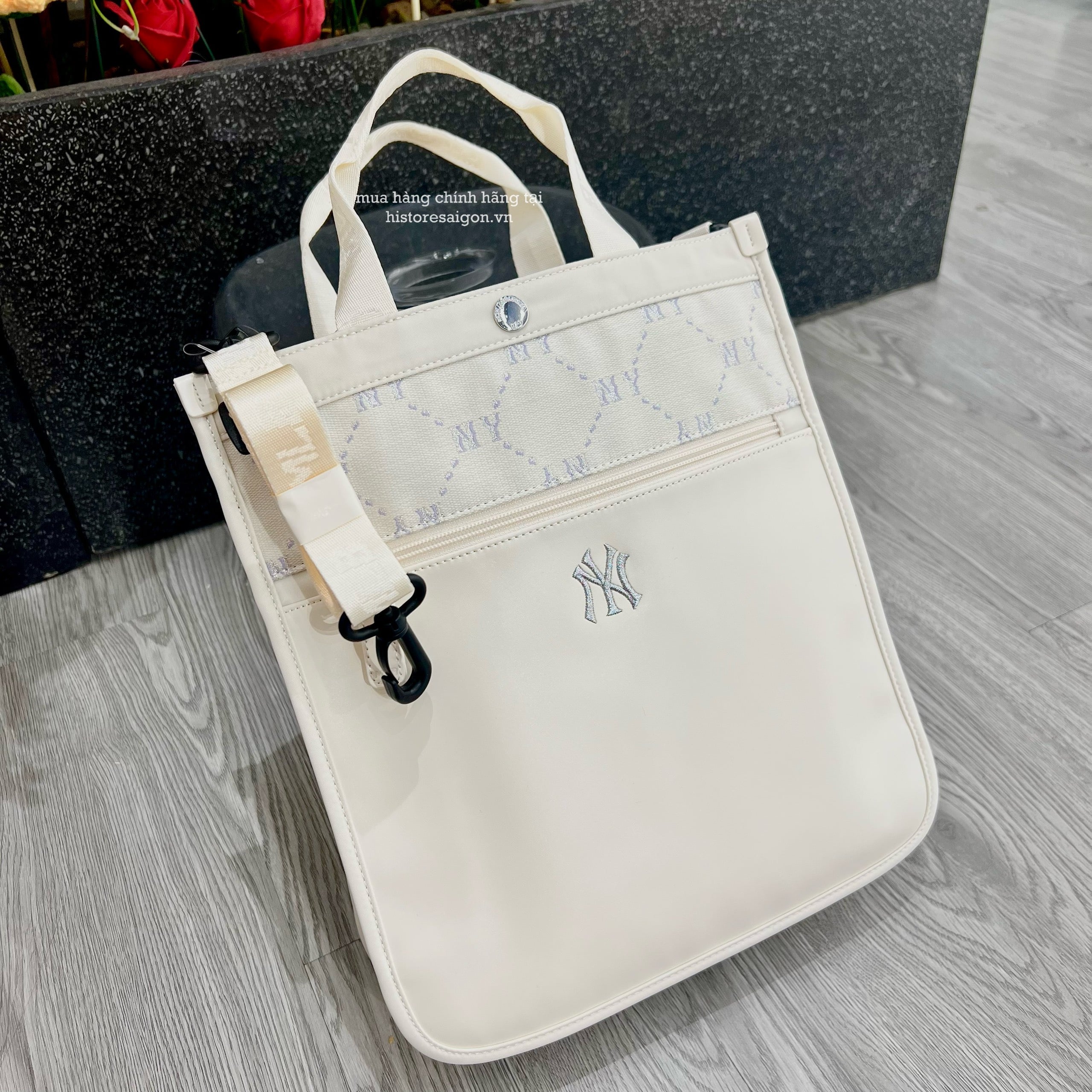 564 -  Túi MLB NY Monogram Sub Bag - Túi Đứng - Trắng Kem - Code 7AUBMD34N 50IVS [HÀNG CHÍNH HÃNG]