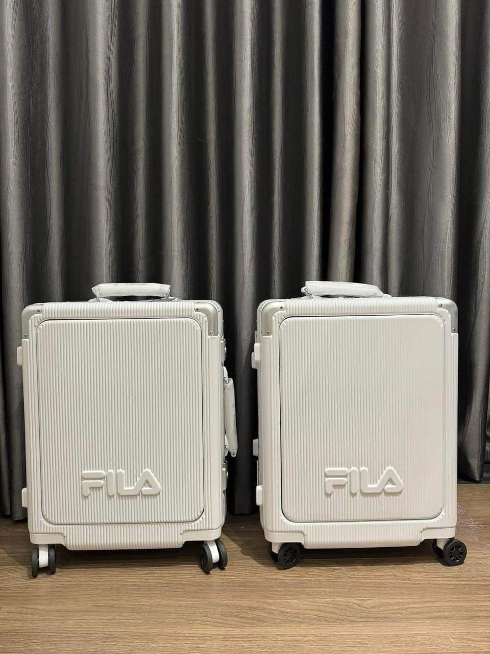 735 -  Vali Fila Embossed Logo - Size Cabin 22 Xách Tay - Trắng [HÀNG CHÍNH HÃNG]