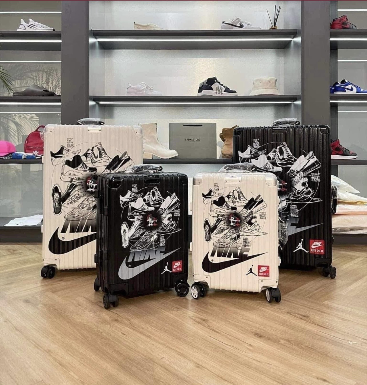 749 -  Vali Nike Sneakers Silhouette - Size Cabin 22 Xách Tay - Đen [HÀNG CHÍNH HÃNG]
