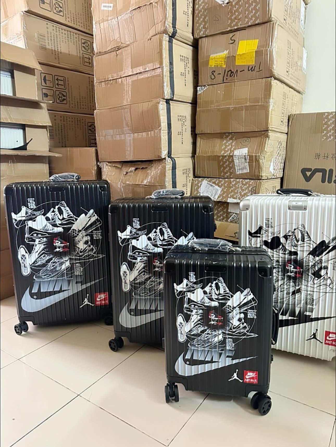 751 -  Vali Nike Sneakers Silhouette - Size Ký Gửi 26 - Đen [HÀNG CHÍNH HÃNG]