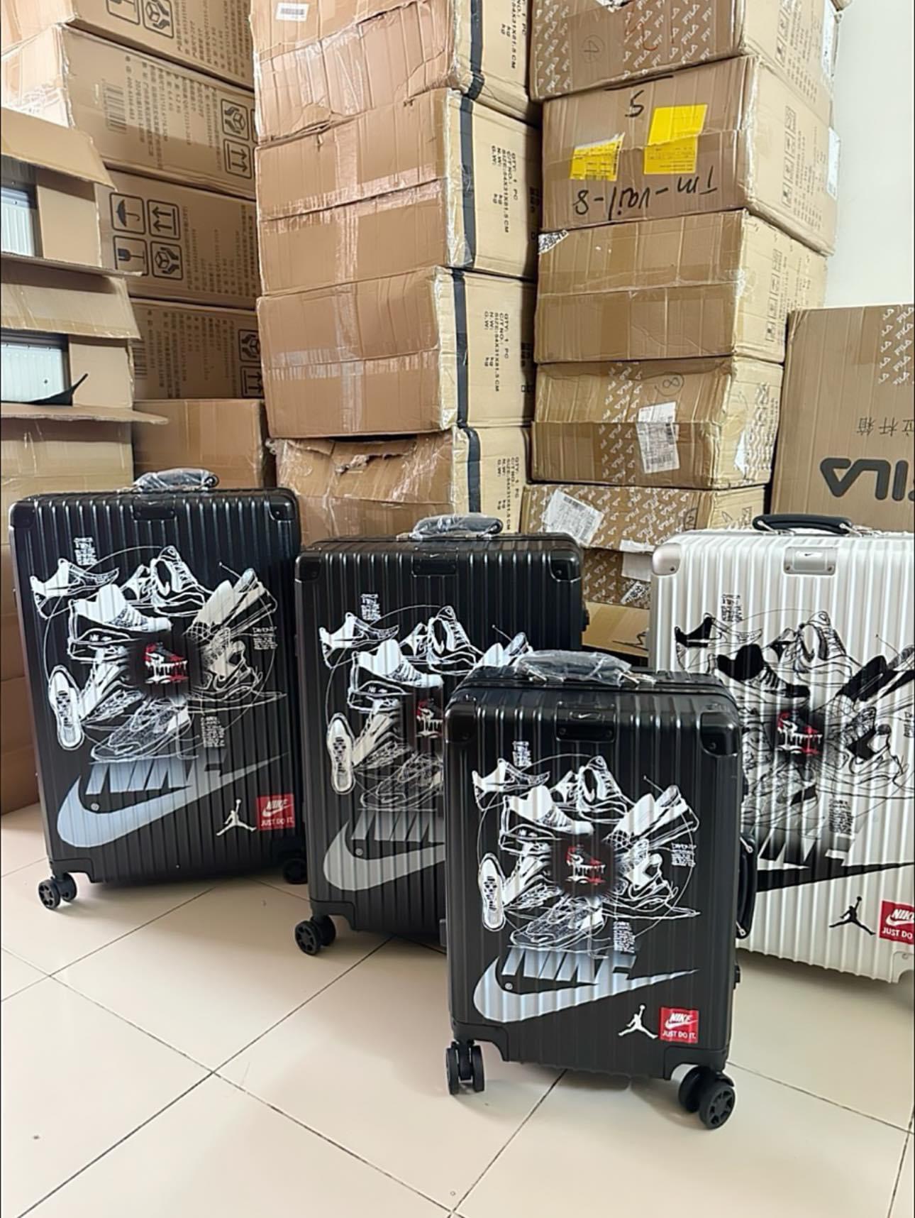 751 -  Vali Nike Sneakers Silhouette - Size Ký Gửi 26 - Đen [HÀNG CHÍNH HÃNG]