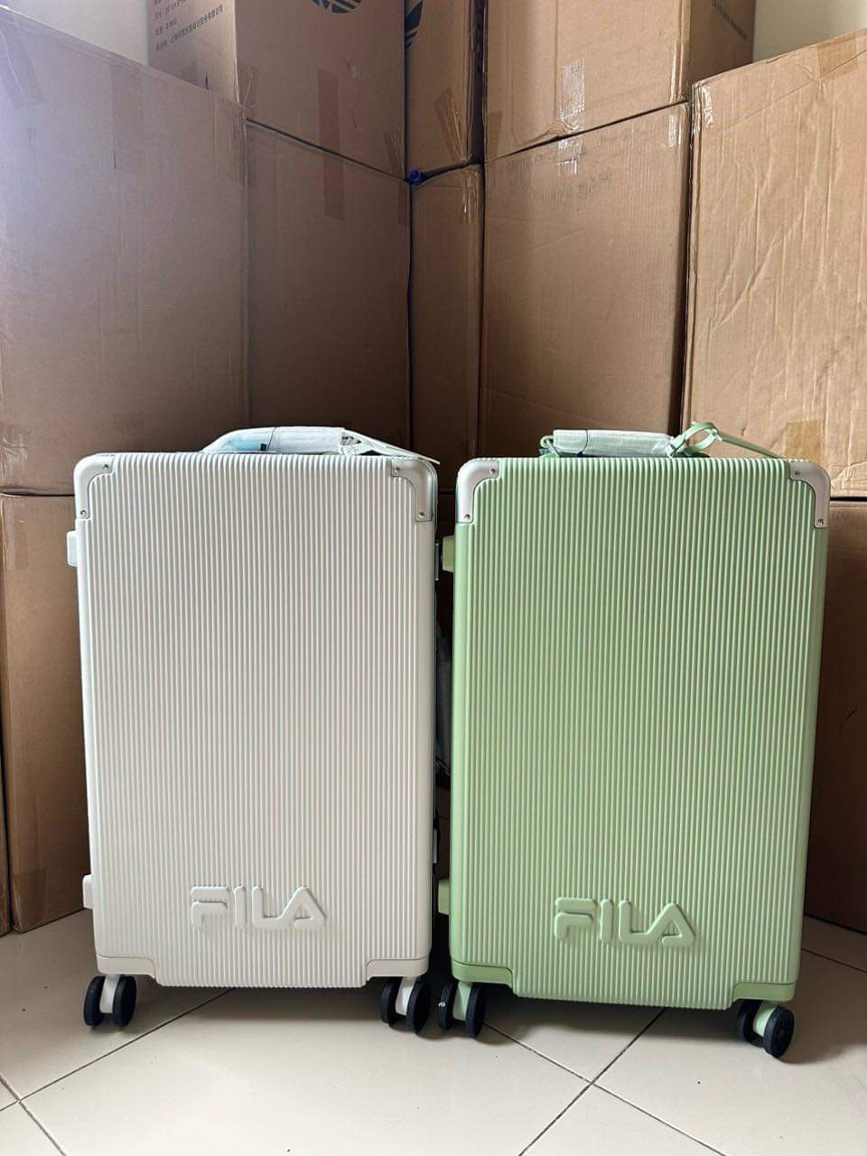 738 -  Vali Fila Embossed Logo - Size Ký Gửi 24 - Trắng [HÀNG CHÍNH HÃNG]