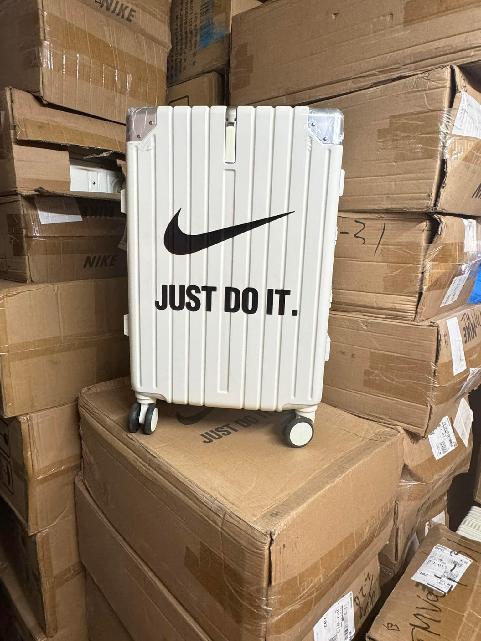 745 -  Vali Nike Just Do It - Size Cabin 22 Xách Tay - Trắng Kem [HÀNG CHÍNH HÃNG]