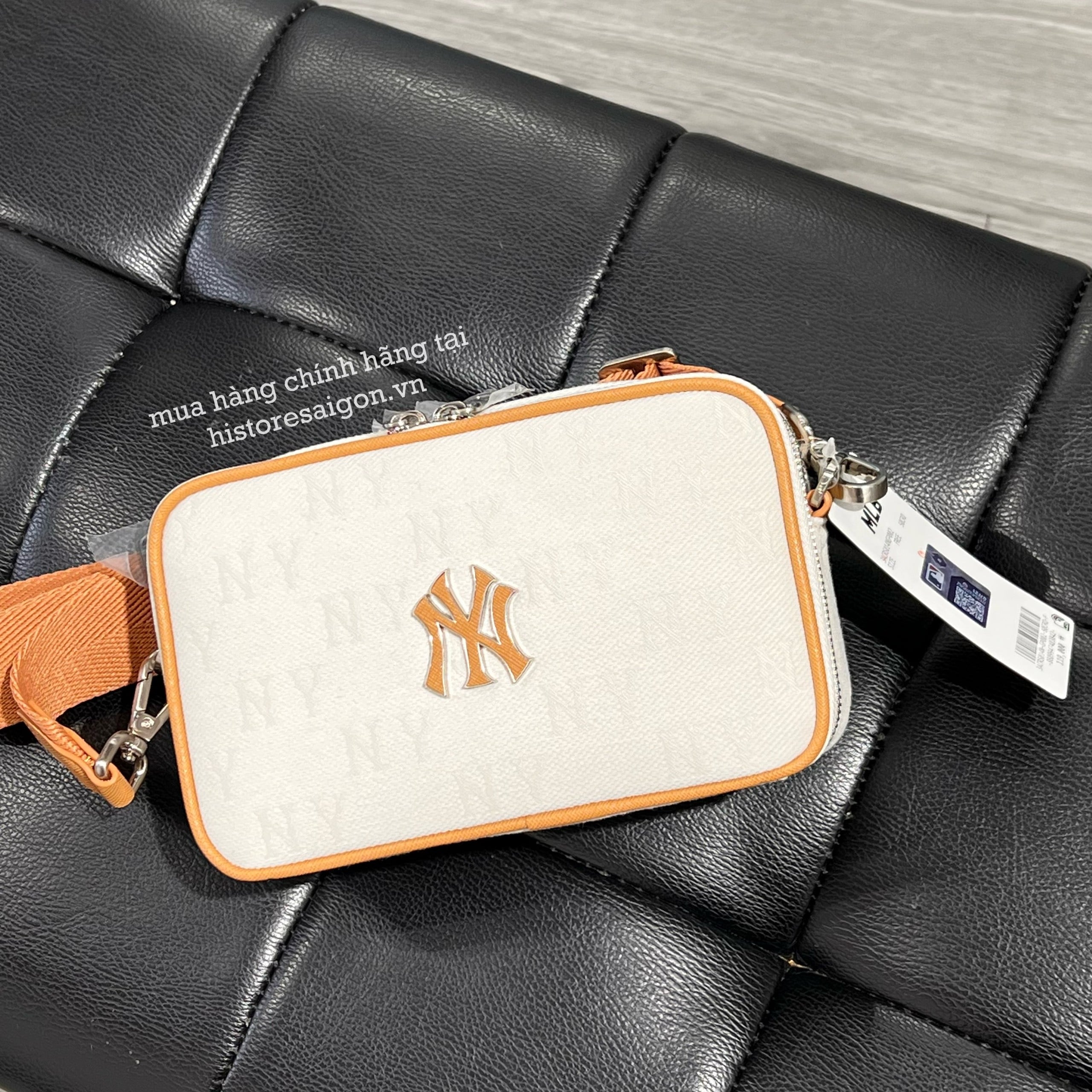 565 -  Túi MLB NY Monogram Chìm Mini - Trắng Kem viền Nâu - Code 3ACRS014N 50CRD [HÀNG CHÍNH HÃNG]