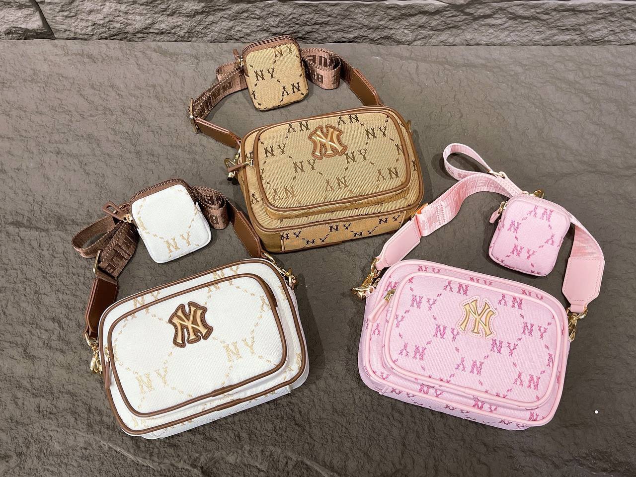 942 -  Túi MLB Monogram Jacquard New York Yankees - Beige - Code 7ACRMDA4 50BGS [HÀNG CHÍNH HÃNG]