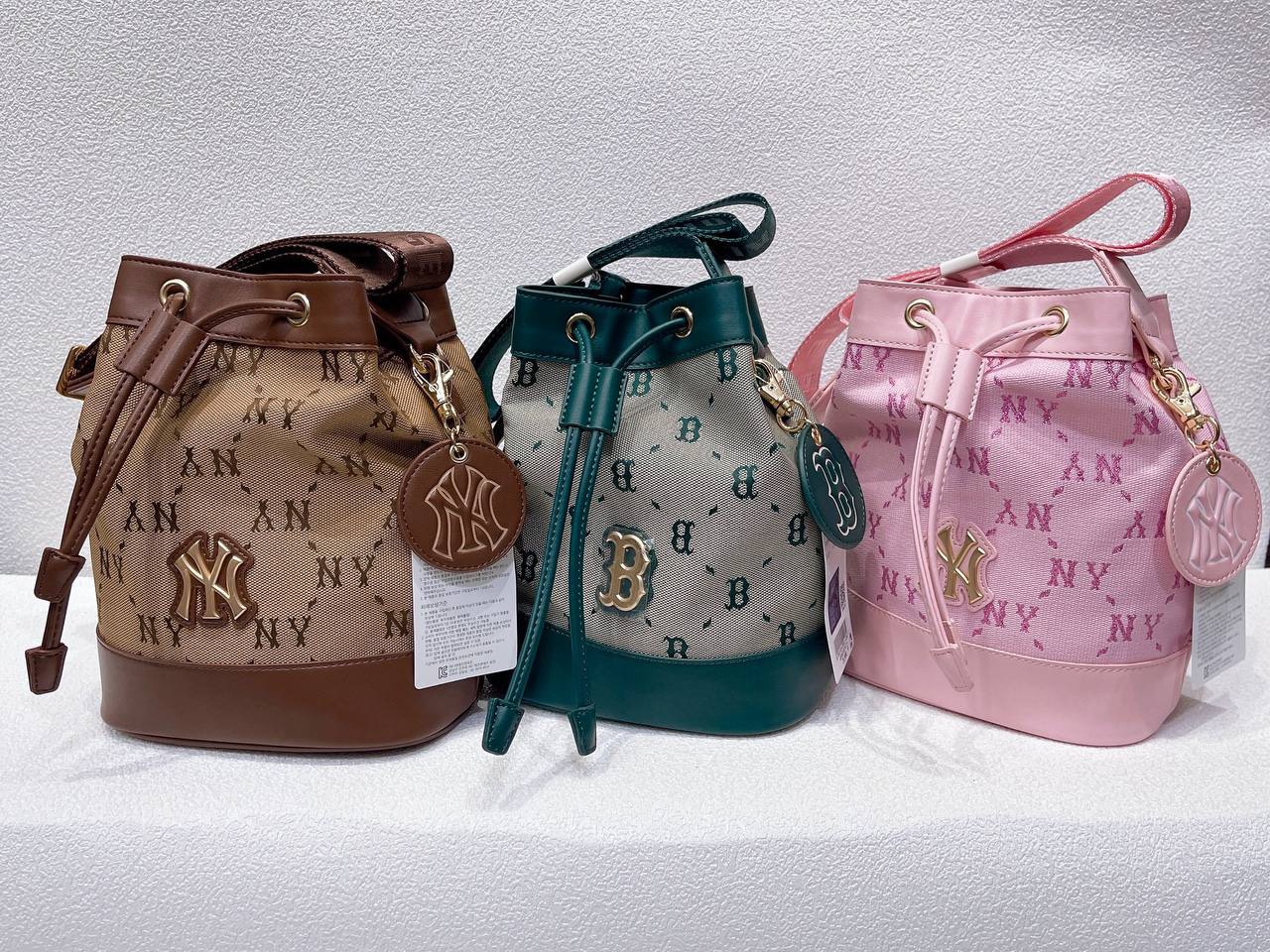 937 -  Túi MLB Monogram Bucket Bag New York Yankees - Be D.Beige - Code 7ACRMDE4-50BGS [HÀNG CHÍNH HÃNG]