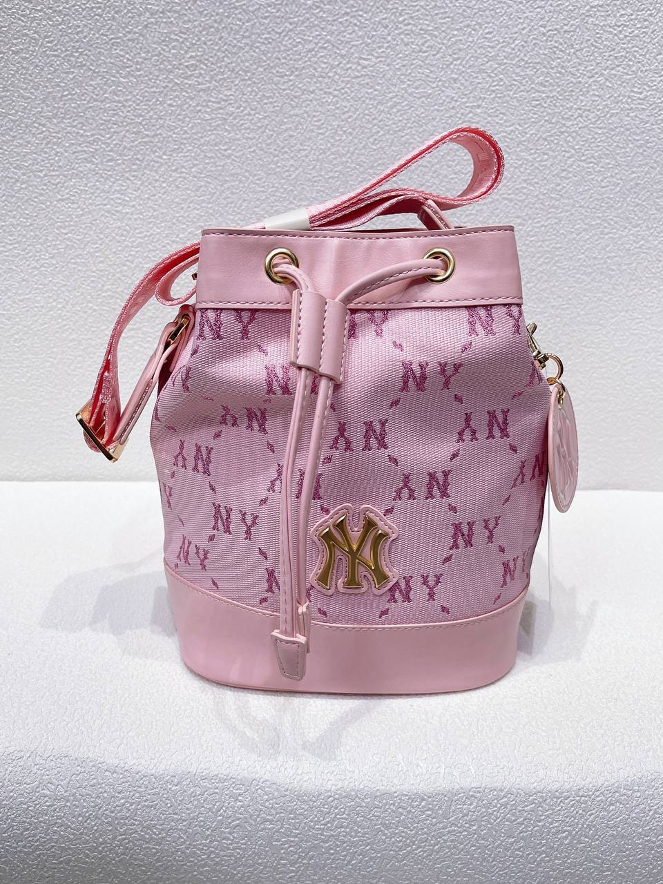 938 -  Túi MLB Monogram Bucket Bag New York Yankees - Hồng Pink- Code 7ACRMDE4-50PKL [HÀNG CHÍNH HÃNG]