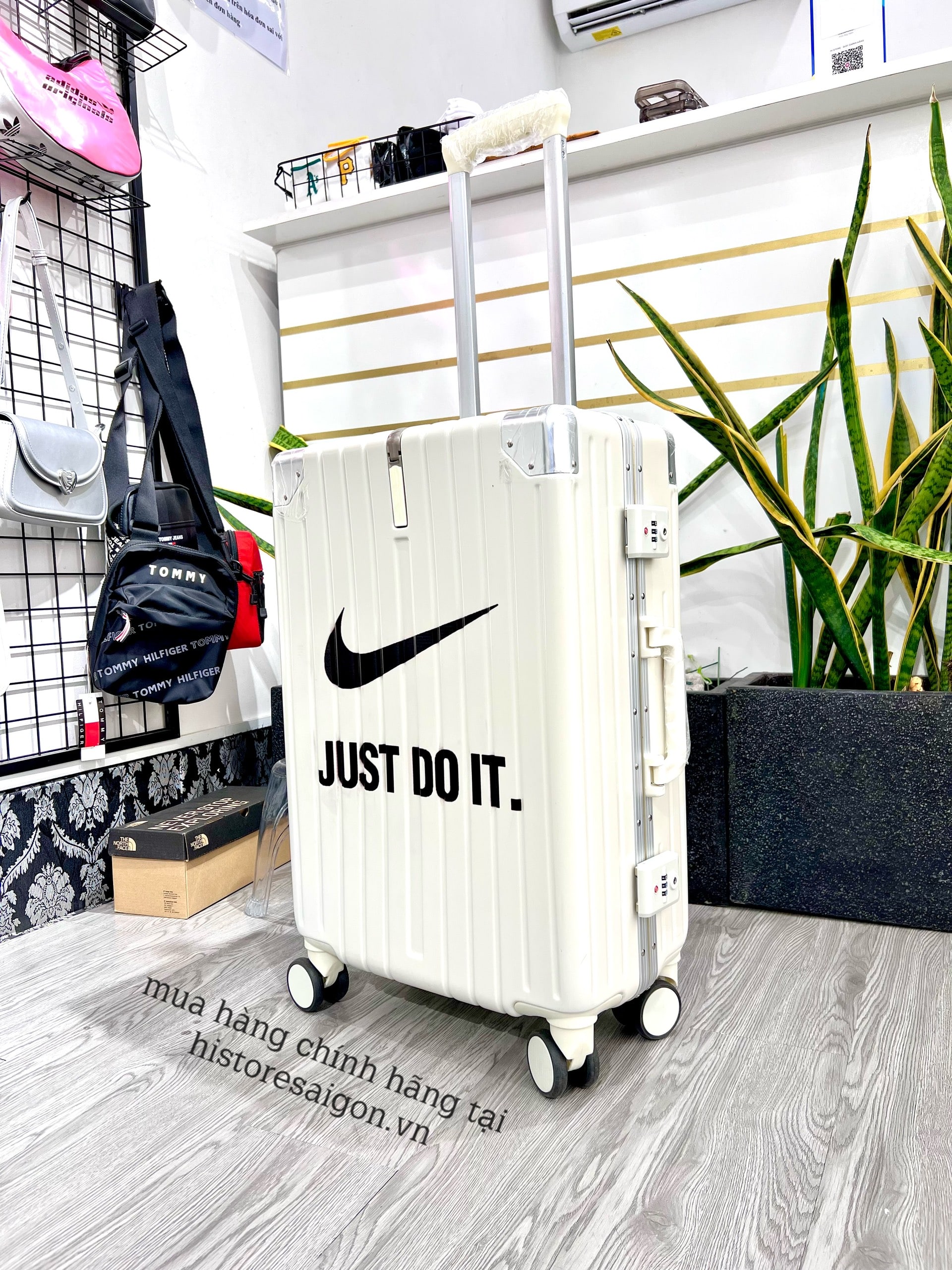 745 -  Vali Nike Just Do It - Size Cabin 22 Xách Tay - Trắng Kem [HÀNG CHÍNH HÃNG]